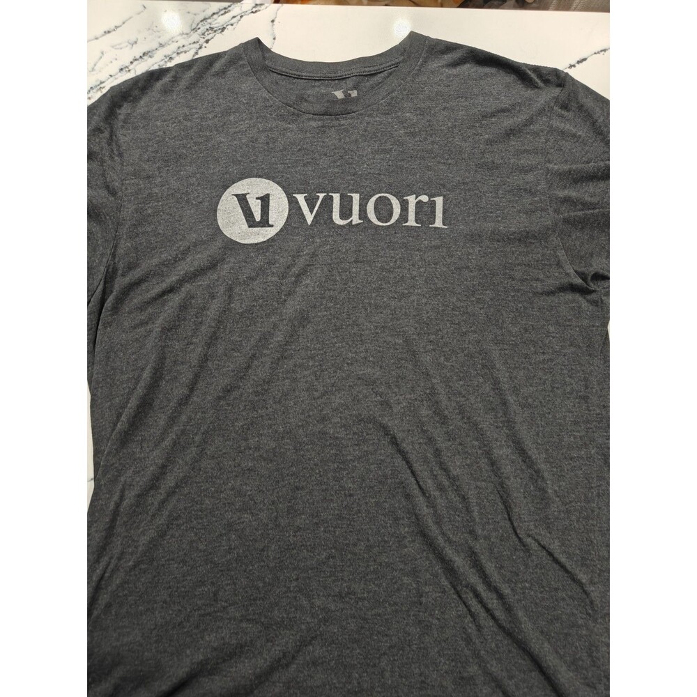 Vuori V1 Woodmark Logo Tee Gray Men’s Large Graphic Casual Short Sleeve